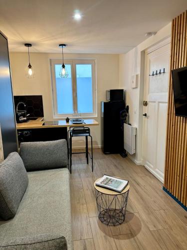 Beautiful Modern Studio في قرقشونة: غرفة معيشة بها أريكة وطاولة