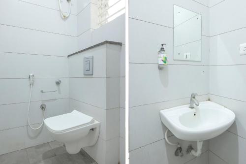 Koupelna v ubytování FabExpress Golden Grand Inn - Global Village
