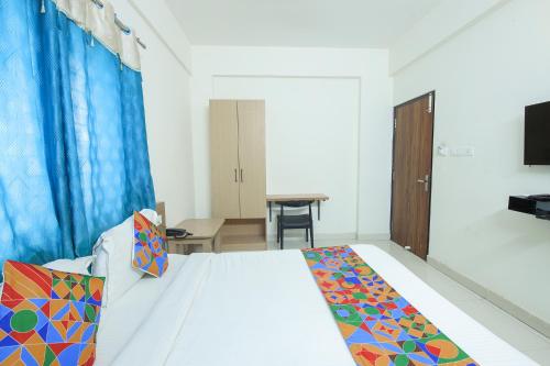 Postel nebo postele na pokoji v ubytování FabExpress Golden Grand Inn - Global Village