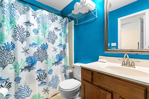 Ένα μπάνιο στο Spacious 3BR Retreat Perfect for Groups Near Downtown