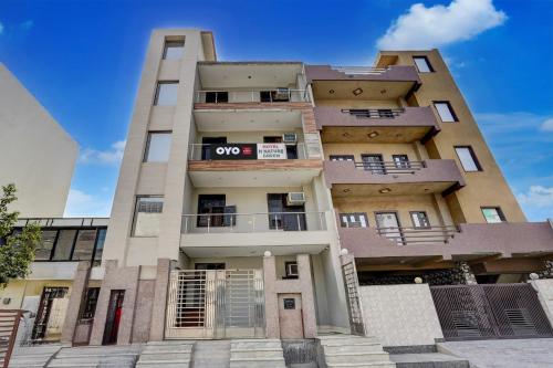 ein Bild eines Mehrfamilienhauses in der Unterkunft Hotel O N Nature Green in Noida