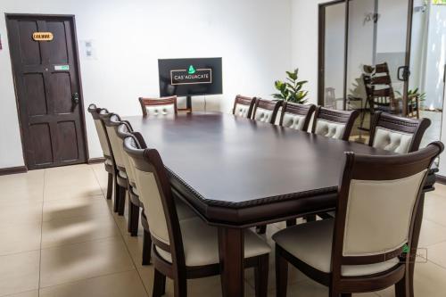 a conference room with a large table and chairs at Apt Morpho Cas'Aguacate close to Airport, Pedregal, Centro Convenciones in Potrerillos