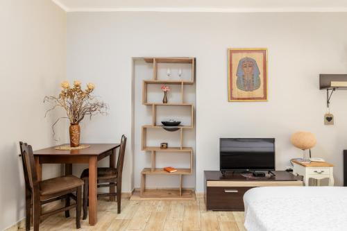 Μια τηλεόραση ή/και κέντρο ψυχαγωγίας στο Apartments Krstos place