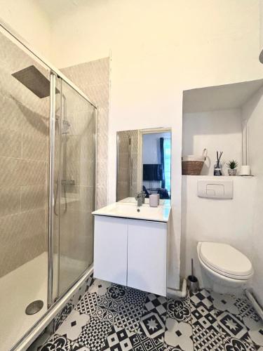 une salle de bain blanche avec toilettes et douche dans l'établissement Central Charmant T2 4P Meublé et équipé Cours Julien Marseille, à Marseille