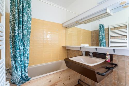 une salle de bain avec un lavabo et une baignoire dans l'établissement Le Monticule par Dodo-a-Cassis, à Cassis