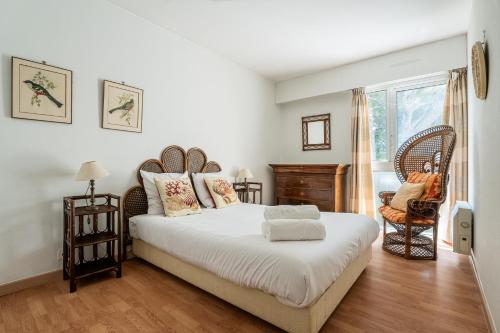 une chambre avec un grand lit et une fenêtre dans l'établissement Le Monticule par Dodo-a-Cassis, à Cassis