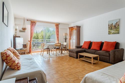 un salon avec un canapé et une table dans l'établissement Le Monticule par Dodo-a-Cassis, à Cassis