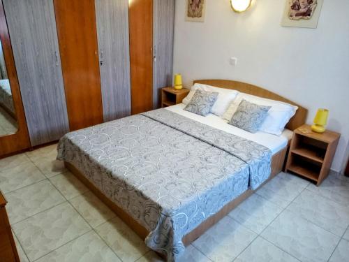 un dormitorio con una cama grande en una habitación en Casa Dorului, en Mangalia