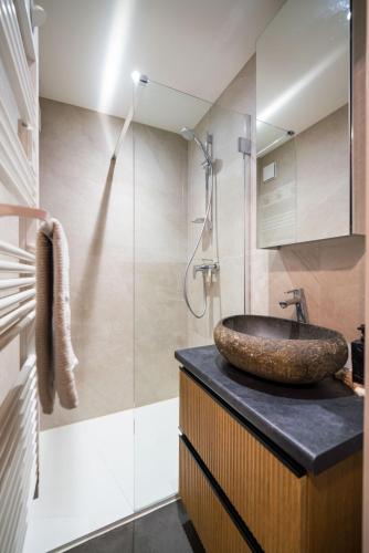 une salle de bain avec un lavabo en pierre et une douche dans l'établissement Cannes plage - avec terrasse, vue, mer, piscine, plage, garage, à Cannes