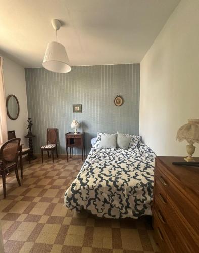 une chambre avec un lit, une table et des chaises dans l'établissement Maison bord de plage, à Saint-Michel-Chef-Chef