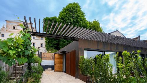 a modern house with a black roof at Villa Balis Crema Verona Hills in Grezzana