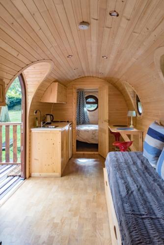 - une cuisine et une chambre dans une petite maison dans l'établissement Domaine De Marguerite, à Janvry