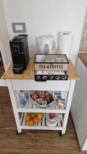 een foodtruck met thee en koffie. bij Casa MoniK in Brindisi