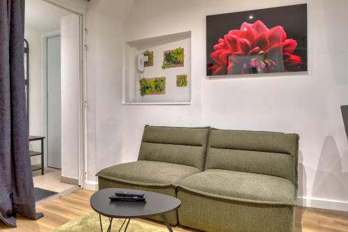 un salon avec un canapé et une table dans l'établissement Le Enzo joli F2 au coeur de Rouen, à Rouen