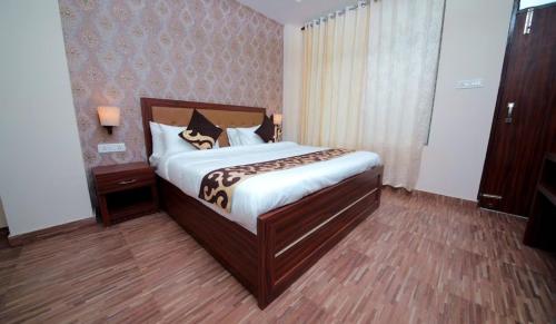 a bedroom with a large bed in a room at Amritara Social Palace, Uttarkashi in Uttarkāshi