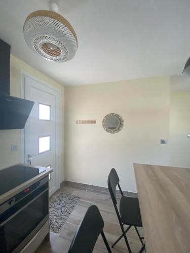 Кухня или мини-кухня в Appartement proche des cabanes ostréicoles
