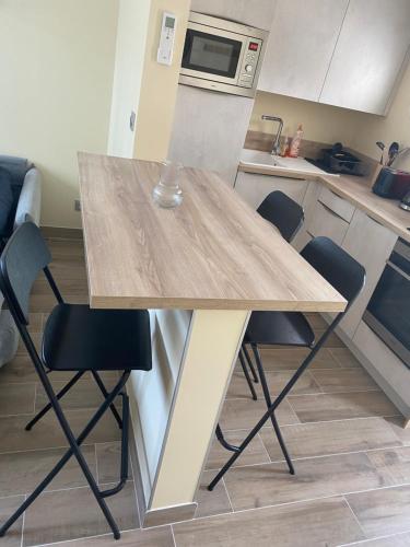 Кухня или мини-кухня в Appartement proche des cabanes ostréicoles
