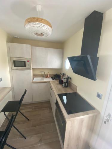 Кухня или мини-кухня в Appartement proche des cabanes ostréicoles

