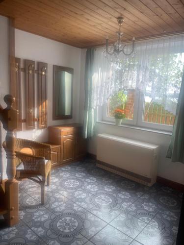 Baño con bañera junto a una ventana en Ferienwohnung, en Rheinsberg
