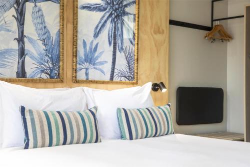 Ένα ή περισσότερα κρεβάτια σε δωμάτιο στο Nightcap at Marine Hotel Cardwell