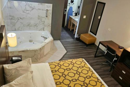 Ein Bett oder Betten in einem Zimmer der Unterkunft Baymont by Wyndham Chicago/Calumet City