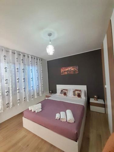 a bedroom with a bed with towels on it at Natan Home in Shkodër