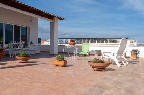 Guest House Emma في Boscotrecase: فناء مع كراسي وطاولة على السطح