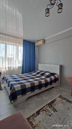 Ένα ή περισσότερα κρεβάτια σε δωμάτιο στο Однокомнатная квартира центр