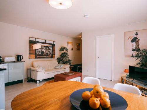 uma sala de estar com uma mesa com um prato de laranjas em Quinta Japonesa em Carvalhal Bemfeito