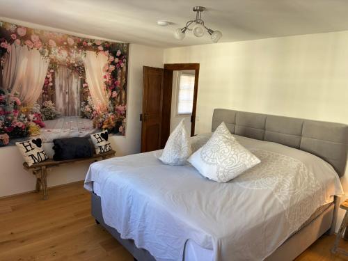 une chambre avec un lit avec des draps blancs et un miroir dans l'établissement Fass ohne Boden Haus Levi, à Mechernich