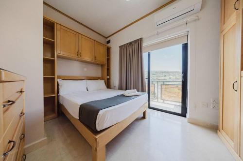 Postel nebo postele na pokoji v ubytování 3bed Apartment Opposite Ghadira Bay By Homely!