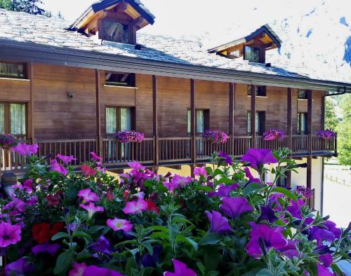 a house with flowers in front of it at Hotel Boton D'Or & Wellness a La Thuile in La Thuile
