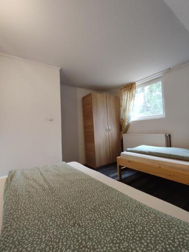 a bedroom with two beds and a window at Sipi Kulcsosházak in Sântimbru-Băi