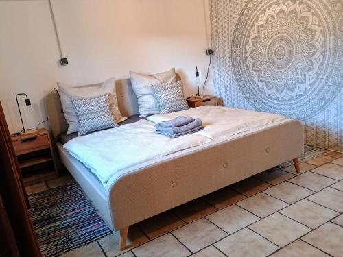 Ένα ή περισσότερα κρεβάτια σε δωμάτιο στο SLEEP&CHILL - ruhige Übernachtung mit Main-Blick