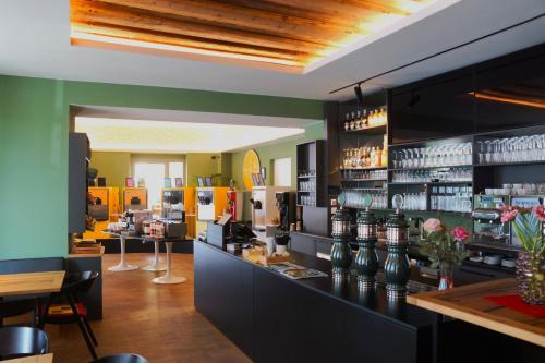eine Bar in einem Restaurant mit einer Arbeitsplatte in der Unterkunft Zimmer am Platz in Purgstall