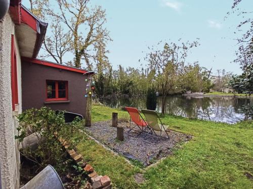 due sedie sedute nell'erba accanto a una casa di Au Marais ad Amiens