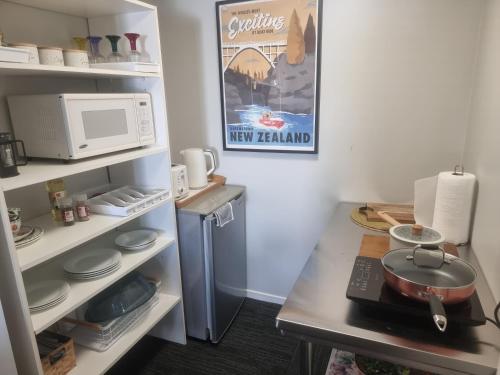 Dapur atau dapur kecil di Paradise on the Shore Auckland with large Spa Pool