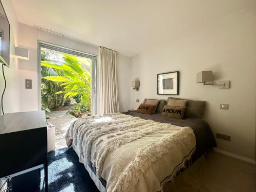 Postel nebo postele na pokoji v ubytování Sur les hauteurs de Cannes maison vue sur la baie