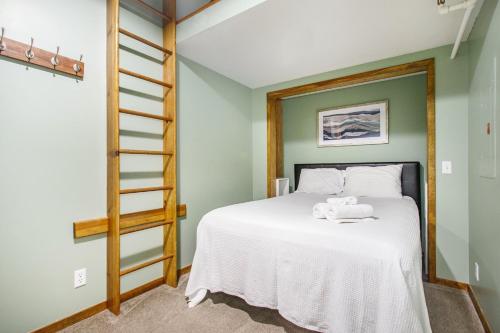 Кровать или кровати в номере Downtown and Waterfront 2BDR Condo in Grand Haven 110
