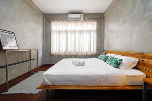 a bedroom with a bed and a window at Siam Breeze Inn - Self Check-in in Bangkok