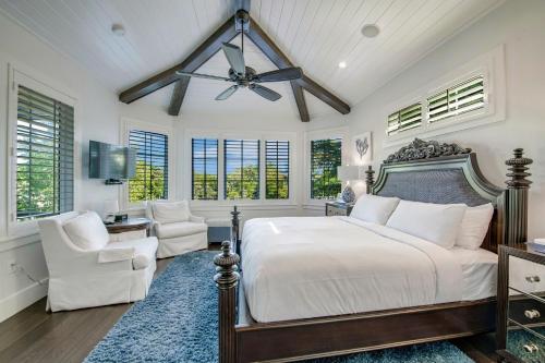 安娜玛丽亚Tern Key - New Luxury Canal Front Home with Pool Spa Dock Close to Bean Point Pine Ave的带床和吊扇的卧室