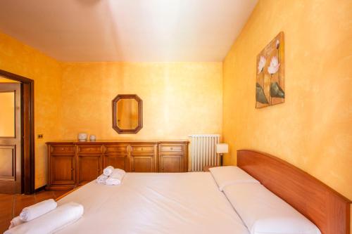 une chambre avec un lit avec deux serviettes dessus dans l'établissement La Dimora del Tasso - Garden, Terrace & Mountain View, à Carlazzo