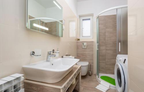 Et badeværelse på Apartment Estate 2 - Island Krk by Villas Guide