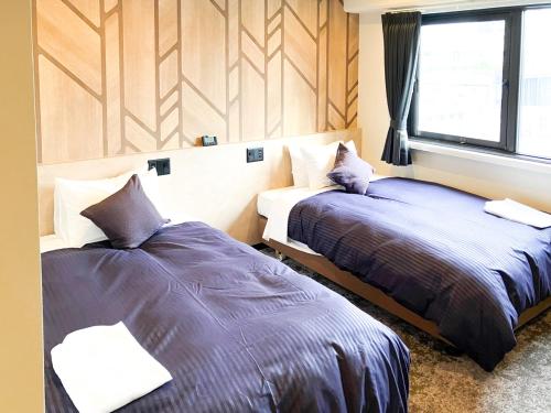 Postel nebo postele na pokoji v ubytování HOTEL LiVEMAX BUDGET Sagamihara