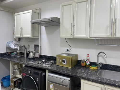 Kuchyň nebo kuchyňský kout v ubytování شقة فندقية عائلية