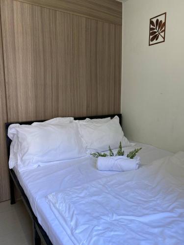 Ένα ή περισσότερα κρεβάτια σε δωμάτιο στο AJ Staycation Shore 2