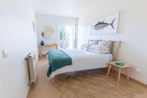 Una cama o camas en una habitación de CoolHouses Algarve Luz, stylish 3 bed townhouse, fully renovated, spacious private patio, walking distance to beach, Casa da Praia