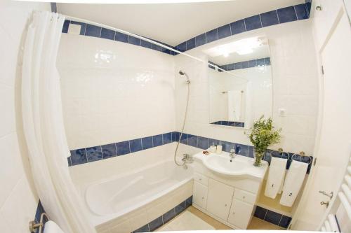 Un baño de CoolHouses Algarve Luz, stylish 3 bed townhouse, fully renovated, spacious private patio, walking distance to beach, Casa da Praia