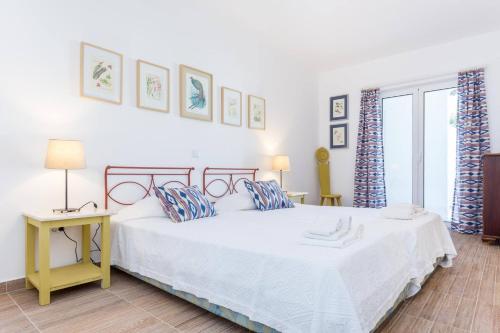 une chambre blanche avec deux lits et une fenêtre dans l'établissement CoolHouses Algarve Luz, 3 Bed Townhouse w/ beautiful sea view, Luz Bay 76, à Luz