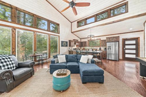 Cabin Retreat with Spa Fire Pit & Games - Sleeps 4 في بروكن بو: غرفة معيشة بها أريكة وطاولة